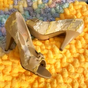 Multi color pumps 7.5